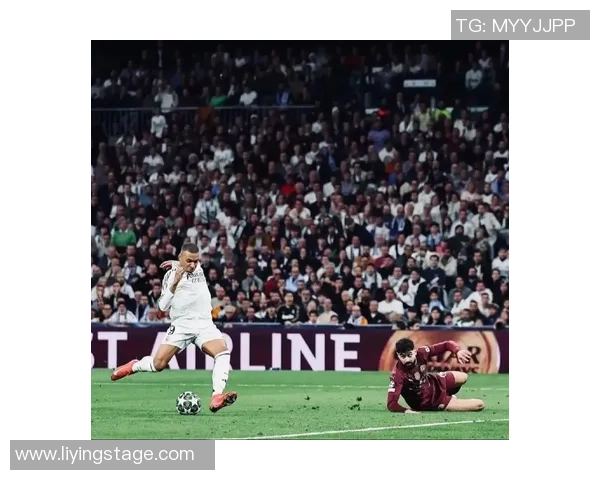 足球明星粉丝热情合影活动精彩瞬间展现球迷与偶像之间深厚情谊